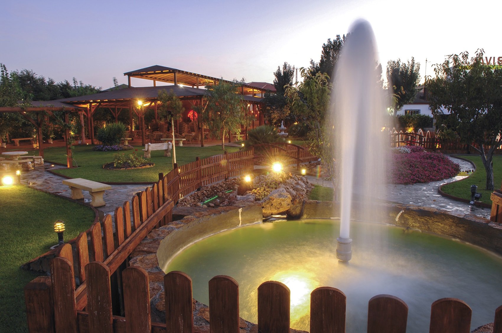 Mayerlin, Granada: pérgolas y jardín de madera